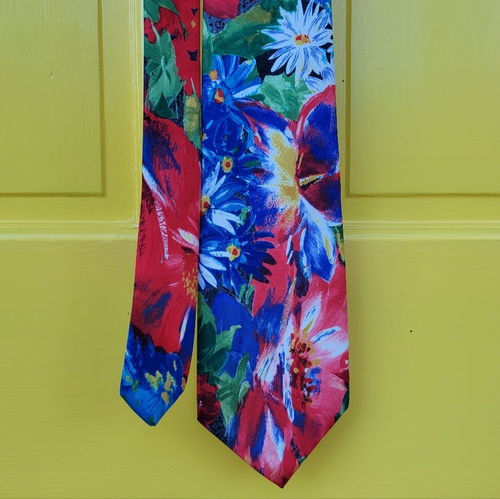 Vintage Italian Hand-Made Floral Silk Necktie 56” Wide Statement Tie